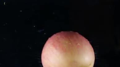 升格苹果入水新鲜水果视频的预览图